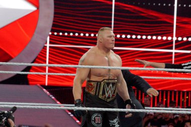 Şampiyonu Brock Lesner bel Ring üzerinde Şampiyonluk kemeri ile