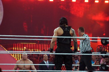 WWE şampiyonu Brock Lesner avukatı Paul Heyman ile yürüyor