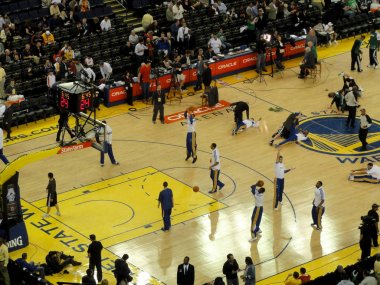 Golden State Warriors oyuncu çekimleri sırasında sıcak almak yukarıya