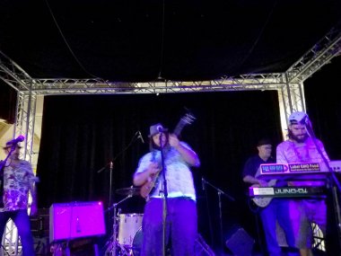 Rehberlik Band, şarkı ve sıkışmaları Mai Tai Bar'da sahne