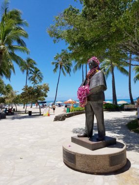 Waikiki, Hawaii - 8 Ağustos 2016: Lei'nin Waikiki Prince Kuhio Statue kaplı. Bu devrildi kadar Jonah (26 Mart 1871 7 Ocak 1922) bir Hawaii Krallığı mi.