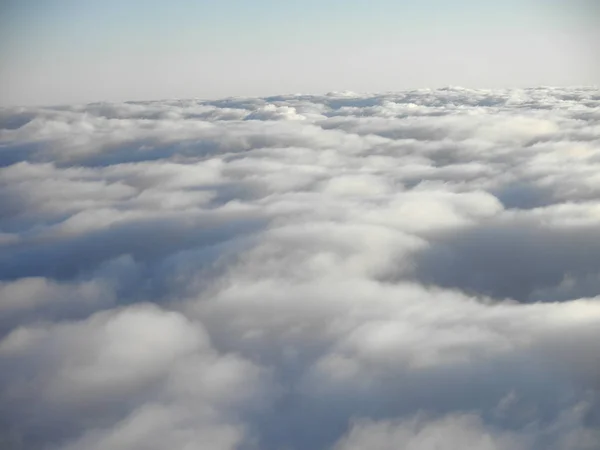 Flotando Por Encima Parte Superior Nubes Con Curvas Esponjosas Hasta — Foto de Stock