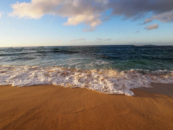 Meeresschaum bildet sich, wenn sich Wellen in den Strand bewegen — Stockfoto