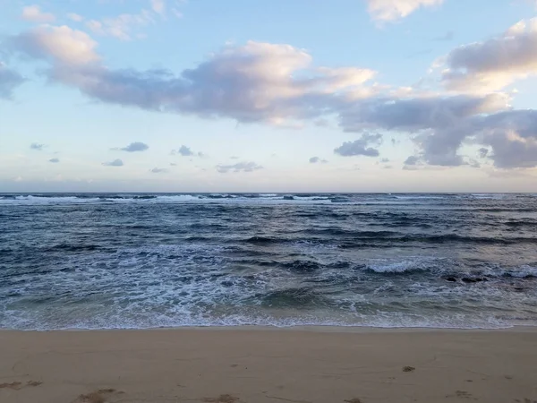 Волны океанских вод движутся к пляжу лагеря Мокулей — стоковое фото