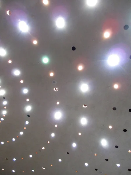 建筑屋顶天花板上的架空灯圈模式 — 图库照片