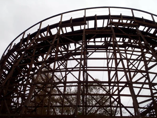 Guardando Verso Alto Rollercoaster Legno Contro Cielo Nuvoloso Scuro — Foto Stock