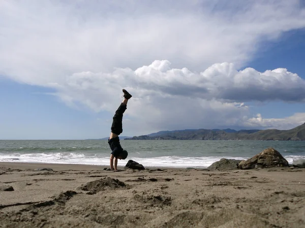 Man Wearing Black Sweatshirt Beanie Pants Shoes Handstands Beach San — Stock Photo, Image