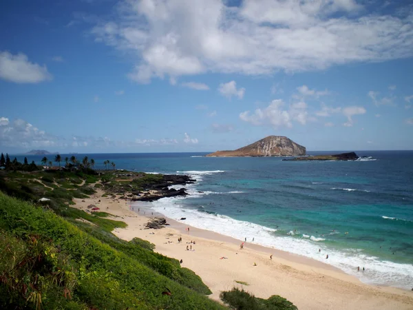 Mensen spelen op Makapuu strand met goede golven — Stockfoto