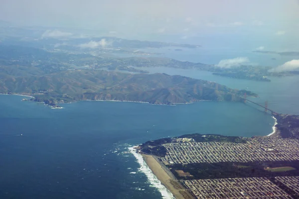 Golden Gate Bridge, Ocean Beach e o Sunset District de San F — Fotografia de Stock