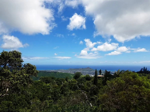 Uitzicht op de bergen van Diamond head en de stad van Honolulu op Oahu o — Stockfoto