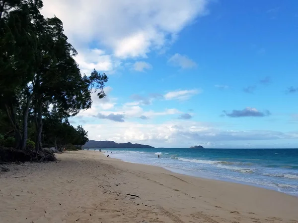 Playa de Waimanalo durante el día mirando hacia las islas mokulua — Foto de Stock