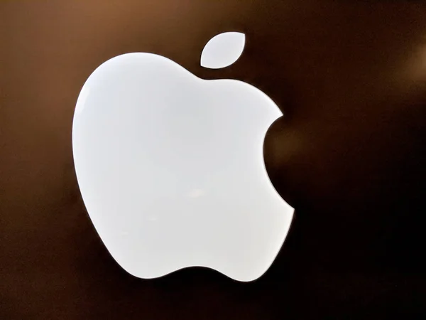 Logo de manzana blanca brillante dentro de la tienda Best Buy —  Fotos de Stock