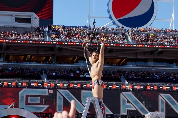 El luchador Daniel Bryan mantiene el campeonato intercontinental en el aire — Foto de Stock
