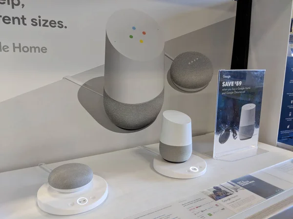 Google Home и Mini на дисплее в магазине — стоковое фото