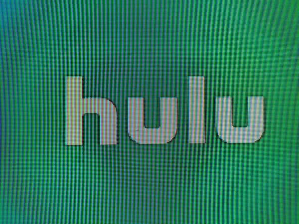 Logo de Hulu en la pantalla de TV — Foto de Stock