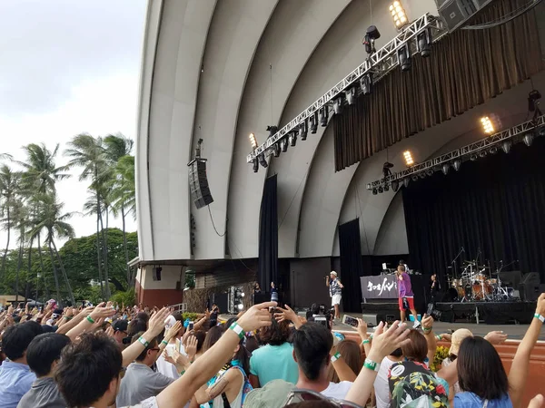 Ketsumeishi canta en el escenario en el Waikiki Shell —  Fotos de Stock