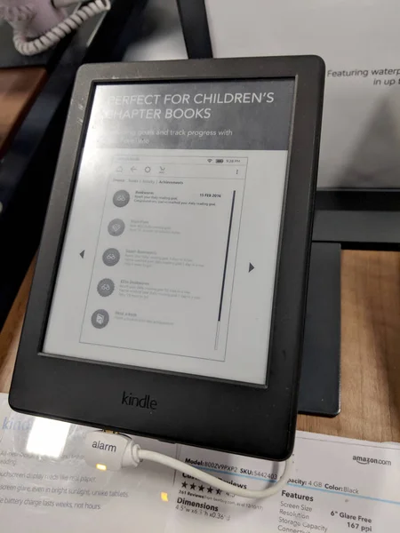 Amazon Kindle в магазине Best Buy в Гонолулу — стоковое фото