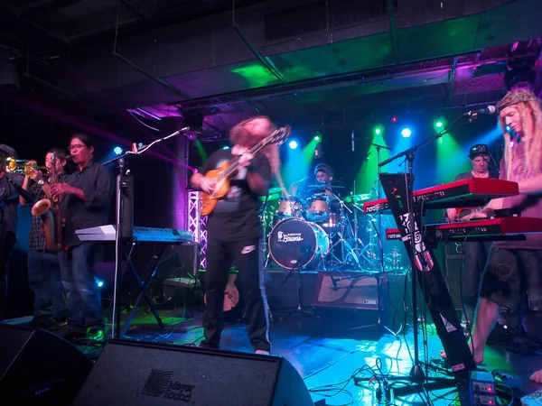 Mike Love Band plays music indoors — Stock Photo, Image