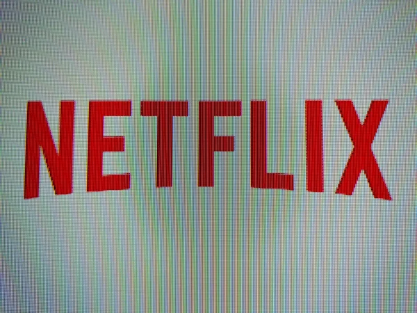 Red NetFlix Logo on TV Screen — Stock Photo, Image