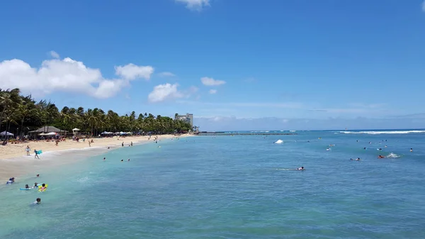 Les gens jouent dans l'eau calme de l'océan à Queens Beach — Photo