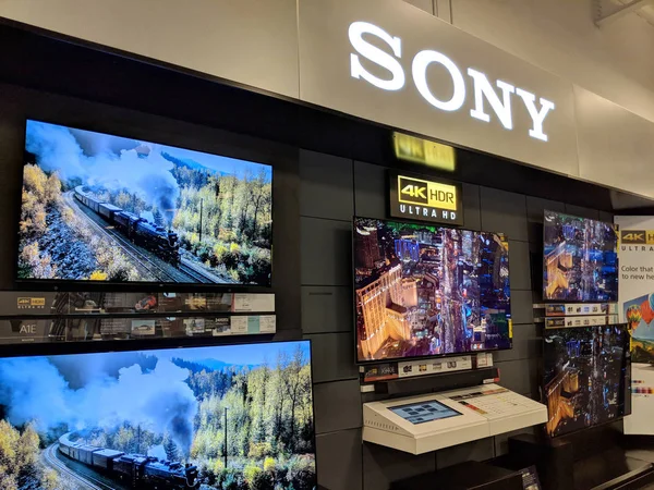 Логотип Sony и телевизионный дисплей в Best Buy Store — стоковое фото