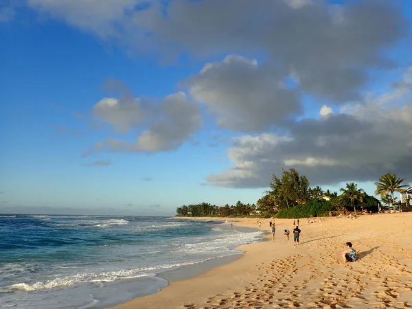 As pessoas assistem surf em Sunset Beach — Fotografia de Stock