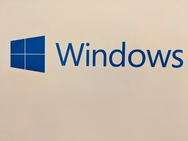 Логотип Microsoft Windows на белом фоне — стоковое фото