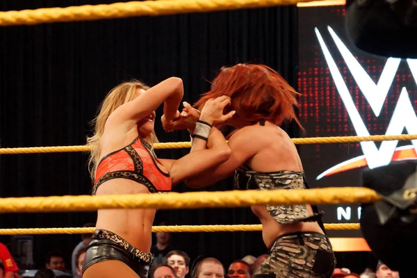 NXT Luchadoras Becky Lynch y Carmella encerradas en el ring — Foto de Stock