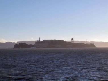 Deniz feneri ve hapishaneli Alcatraz Adası