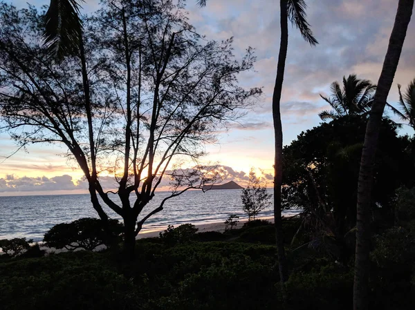 Early Morning Sunrise em Waimanalo Beach sobre o oceano — Fotografia de Stock