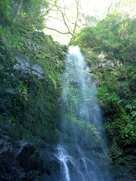 Wasserfall in der Hooleipalaoa-Schlucht — Stockfoto