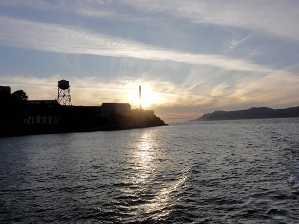 Solnedgång över ön Alcatraz — Stockfoto