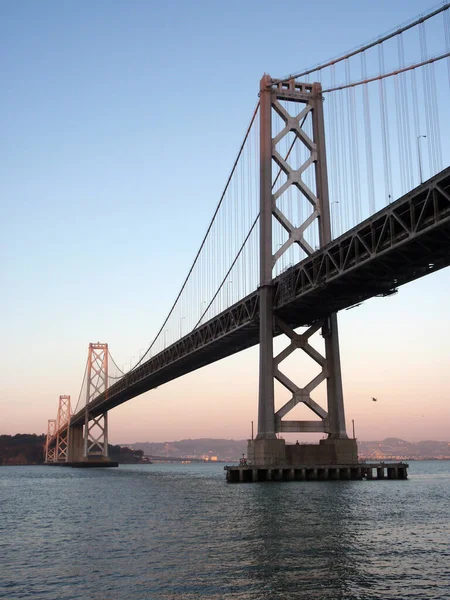 黄昏时分，海湾大桥旧金山一侧，鸟儿在空中飞舞 — 图库照片