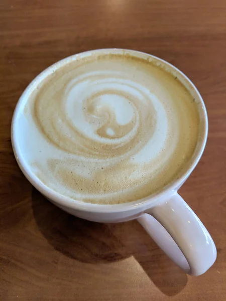 Taça branca de Cappuccino com redemoinho em espuma — Fotografia de Stock