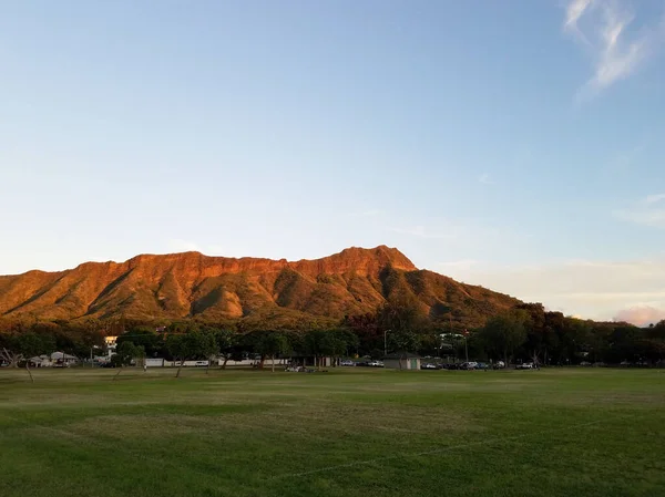 Kapiolani Park at during day with Diamond Head and clouds — Stock Photo, Image
