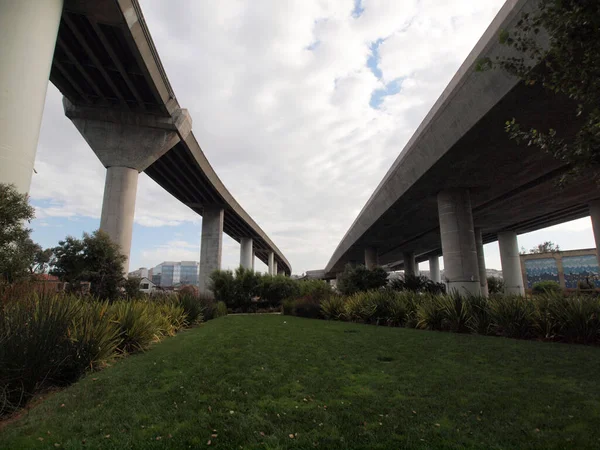 Beautiful Mission Creek Park under highway bridges — 图库照片