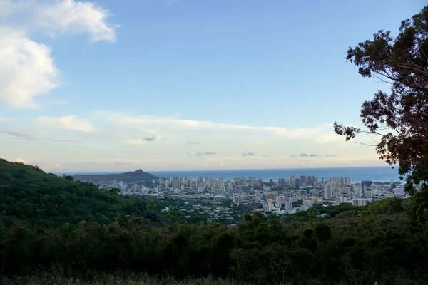 Vista de la montaña de la ciudad de Honolulu desde Diamond head hasta Manoa — Foto de Stock