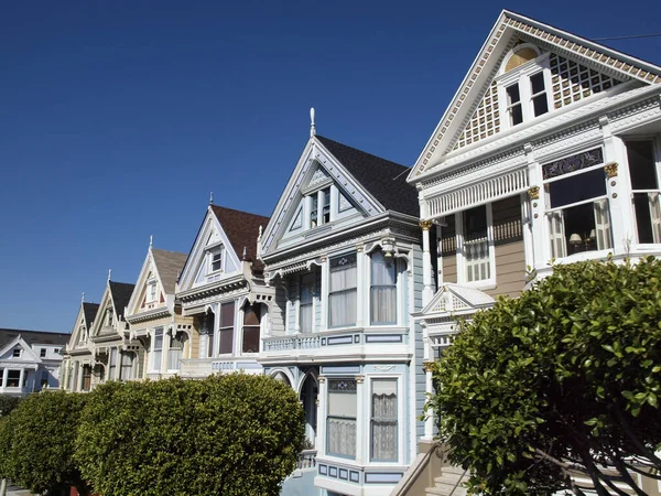 Rij van geschilderde dames huizen van San Francisco — Stockfoto