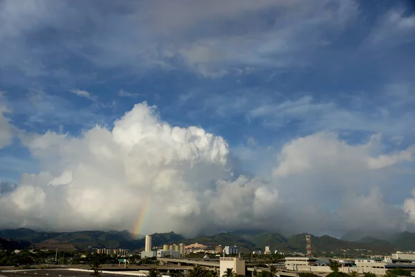 Arcobaleno sulle montagne con nuvole incredibili — Foto Stock