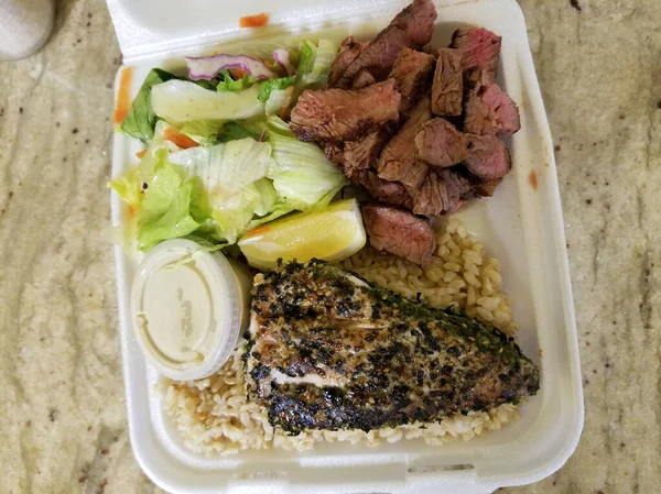 Pescado, filete, arroz y plato de ensalada — Foto de Stock