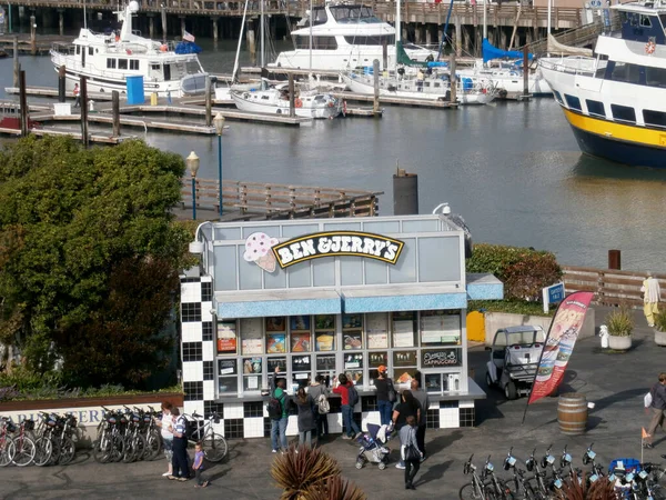 Ben & Jerry’s along the waterfront — Stock Photo, Image
