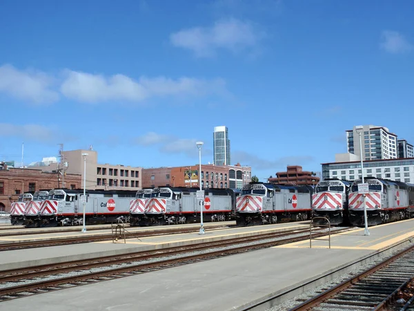 Σειρά τρένων σταθμευμένα στο σταθμό του San Francisco Station Caltrain — Φωτογραφία Αρχείου