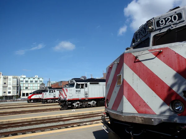 Junarivi pysäköity San Franciscon rautatieasemalle Caltrain station — kuvapankkivalokuva