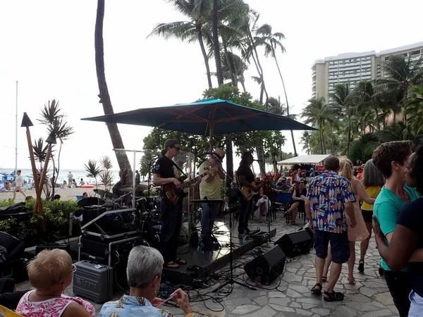 ヘンリー・カポノのバンドがワイキキビーチで日曜日にデュークの演奏をする — ストック写真
