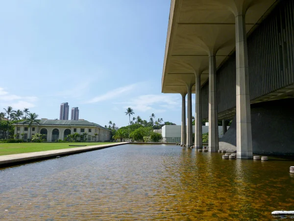 Water surrounds the Hawaii State Capitol Building — Stock Photo, Image