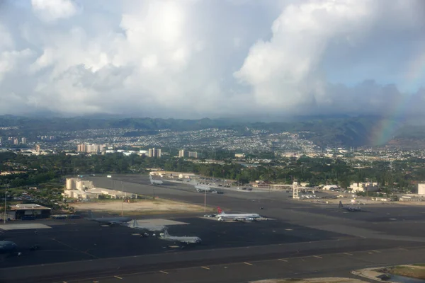 Antenne von Flugzeugen am gemeinsamen Stützpunkt Pearl Harbor-Hickam mit Regenbogen — Stockfoto