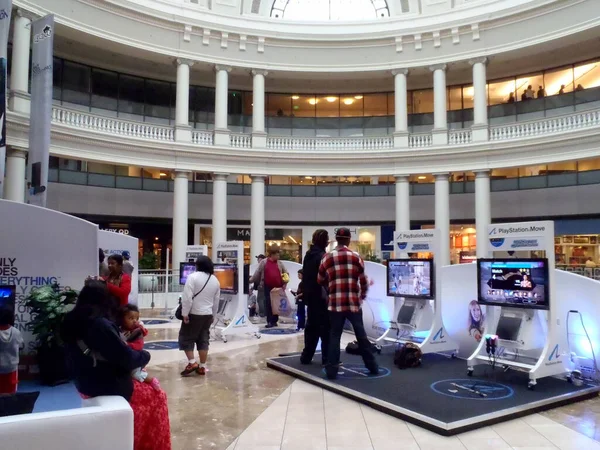 Les gens jouent Playstation Déplacer dans le centre commercial — Photo