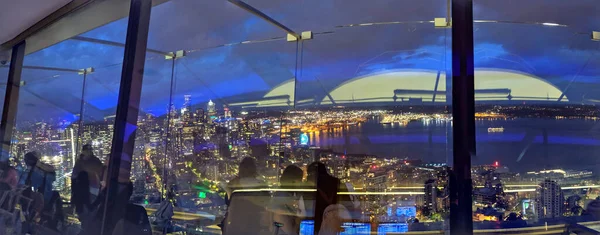 Les gens apprécient la vue aérienne de nuit des bâtiments du centre-ville de Seattle — Photo