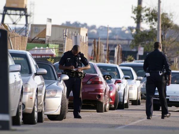 Policja wypisuje mandaty za parkowanie wzdłuż ulicy. — Zdjęcie stockowe