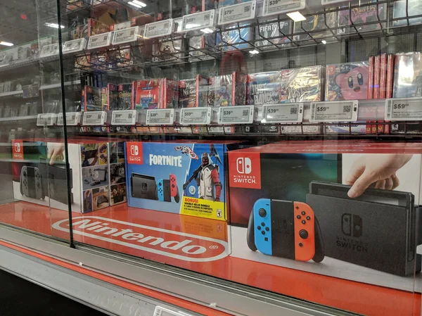 Nintendo Switch et jeux comme Fortnite, Just Dance, Kirby, FIFA — Photo